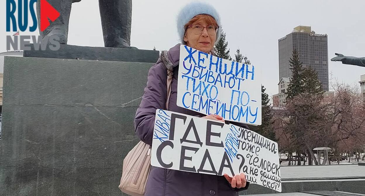 Елена Тардасова-Юн в одиночном пикете. Новосибирск, 21 марта 2025 г. Фото: https://t.me/smirusnews/68398