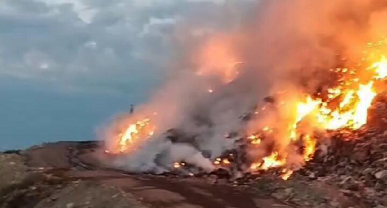 Пожар на мусорном полигоне у горы Щелба в Новороссийске. 13 марта 2025 г. Фото: t.me/kravchenko_glava_nvrsk