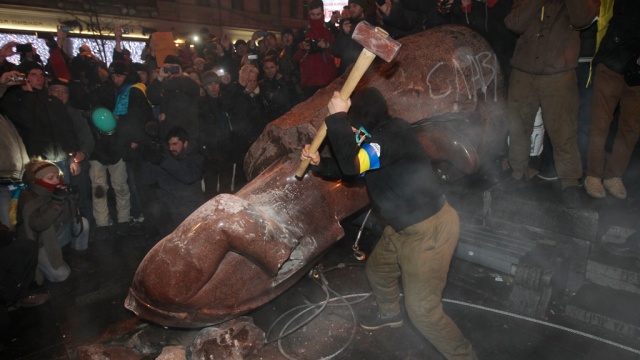 Снос памятника Ленину в Киеве.