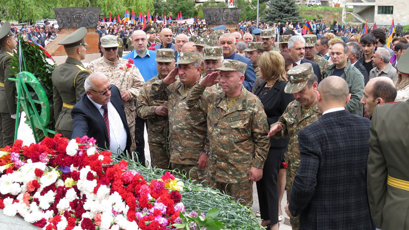 9 мая 2016г. Мемориальный комплекс г.Степанакерта.