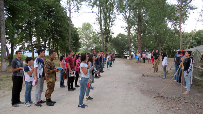 Ближе к концу дня скауты были собраны на плацу, разбились по отрядам и спели «Клич скаутов», а потом пошли на приём пищи, то есть на ужин.