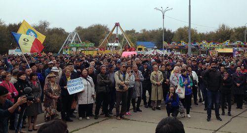 Участники митинга против назначения Дмитрия Трапезникова главой Элисты. Фото Алены Садовской для "Кавказского узла"